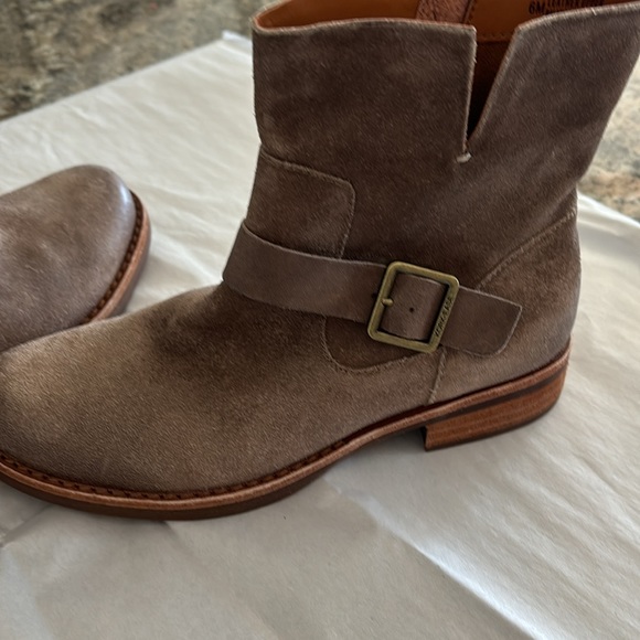 NWOB. Kork Ease brushed leather suede boots.  Size 6 - Picture 2 of 4